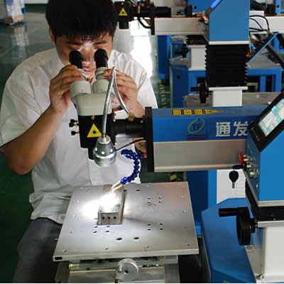 針對稍大模具，可轉向觀察操作